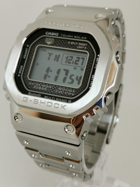 フルメタル（ステンレス）の「G-SHOCK（GMW-5000D）」は1983年に初めて発売されたG-SHOCKの35周年記念モデルだ。発売後品薄が続き、筆者も昨年末にグランフロント大阪の腕時計屋で偶然見つけて衝動買いした