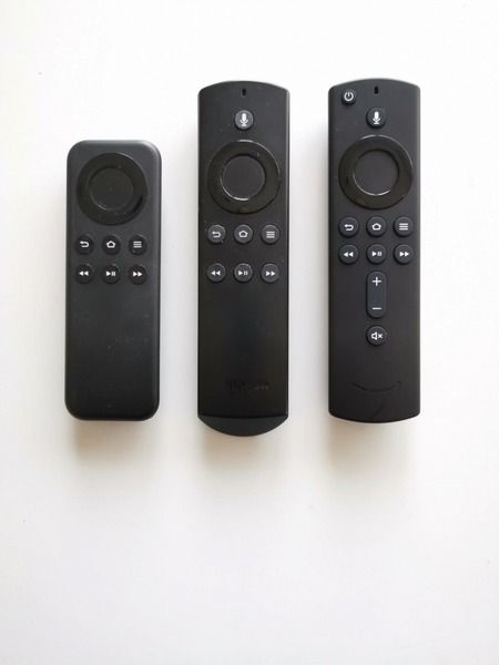 リモコンも左の第一世代から、第二世代、第三世代のFire TV Stick 4K（右）と順調に成長。今回のFire TV Stick 4Kには対応テレビの電源オン・オフボタンや音量調整ボタンがついた。おかげでプライム・ビデオを観る時のリモコン2台持ちがなくなった