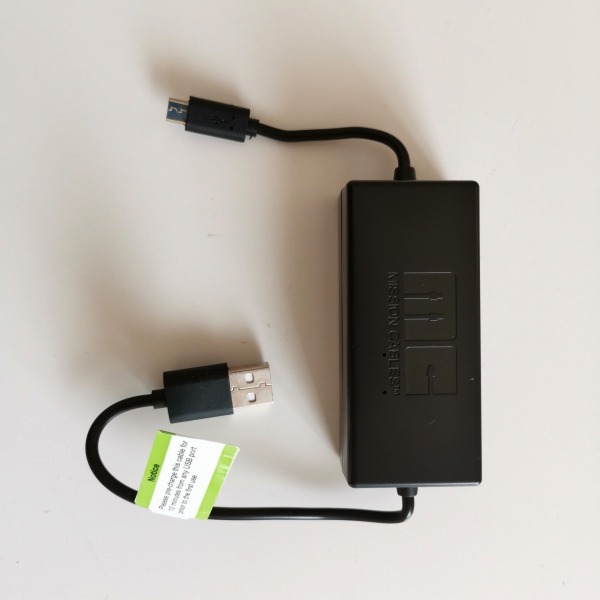 MISSION USB POWER CABLE FOR Fire TVの全体像。ツチノコ系の中央部分には蓄電機能のコンデンサーが入っているようだ。使う前に多少充電が必要らしい