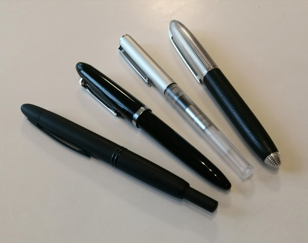 セーラー万年筆の2本（中央）に加えて、無謀にもパイロットのキャップレスやルイ・ヴィトンの「ドック・キュイール」などグレード違いのペンも加えて比較してみた