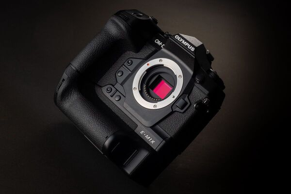 ASCII.jp：オリンパス OM-D E-M1X 実機レビュー = 未来機能を搭載した