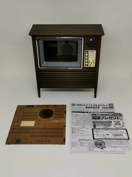 同梱物は昭和スマアトテレビジョン本体と、印刷されたなんちゃって背面板、取説だけといたってシンプル
