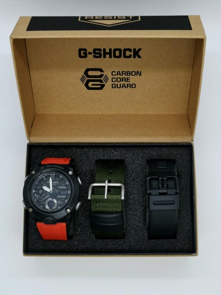 G-SHOCK GA-2000（GA-2000E-4JR）のパッケージを開けると赤＆黒バンドの付いたG-SHOCK本体と、交換バンドであるクロス素材のカーキ色と樹脂製のブラックが同梱されている
