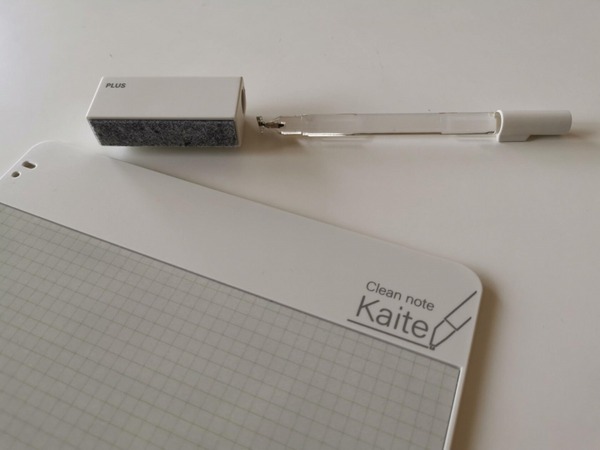 大型のイレーザーとペンは、A4サイズもB5サイズも同じものが付属する。ペンは大型イレーザーのペンホルダーに挿して、Kaiteの上部にスライドクリップする 