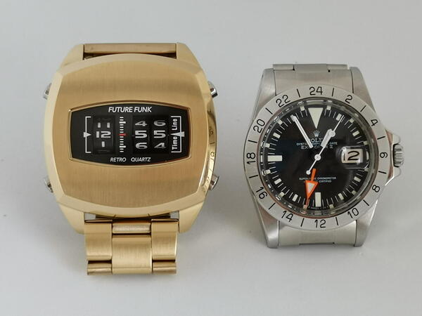直径36mmほどの一般的な丸型腕時計（右）と比べると、やはり大きいFUTURE FUNK（左）