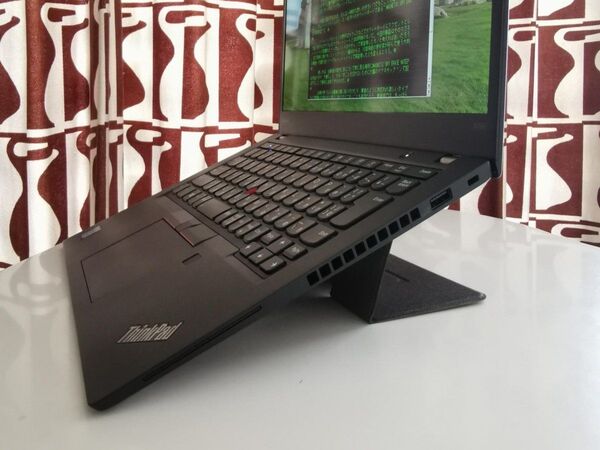 Ascii Jp モバイルpcのキーボード角を調整できる貼り付けスタンドを衝動買い 1 4