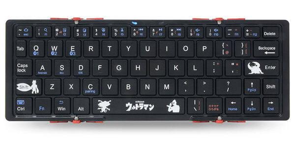 Ascii Jp ウルトラマンにまつわるキャラクターなどをプリントした三つ折りbluetoothキーボード