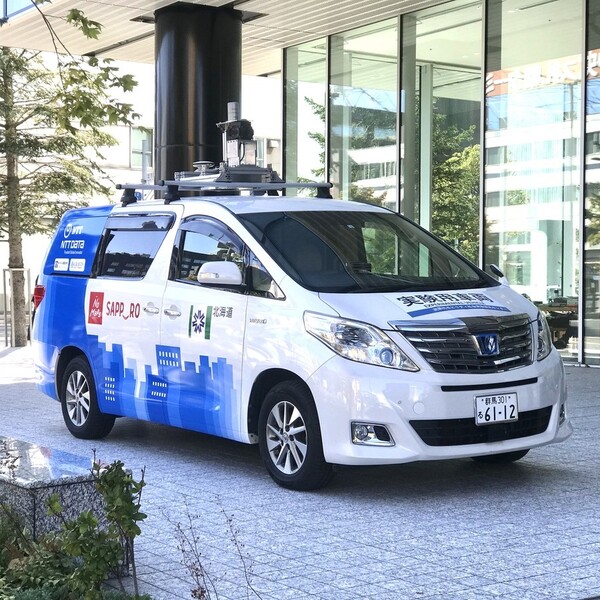 札幌市内を自動運転車が疾走！ ロボットも同乗する実験内容をレポート