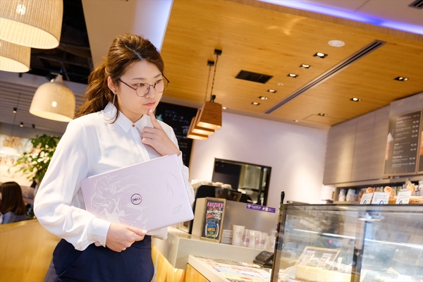 Ascii Jp 初音ミク ノートpcはカフェでも映える 女性編集者が実際に使ってみた 1 5
