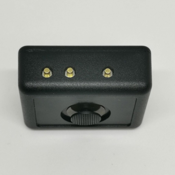 側面にある3つの金属ボタンはモード選択ボタン（右）とマウスの左右のボタンだ