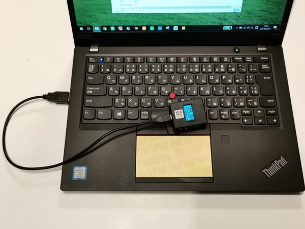 筆者の「ThinkPad X390」に接続して文字入力してみたが……10分ほどで肩が凝ってきた。慣れてくれば入力スピードは上がりそうだ。Crazy Small Keyboard＋Mouseを使った入力コンテストなどをやってみたくなった