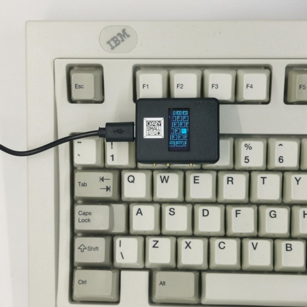 Crazy Small Keyboard＋Mouseは、極小OLEDディスプレイ型キーボード＋ジョイスティック型マウスを表面と背面に配置した、まったく新しい入力装置だ。パソコンやスマホ、タブレットにUSBケーブル経由で接続して使用する。パソコンのキーボードが物理的に壊れた時など、限られた最悪の事態に活躍できる可能性をベースに、自慢できる「ぶっ飛んだガジェット」として、どうしても手に入れたいという衝動に駆られるウルトラガジェットだ。製品の出来に比べて価格が安いのも光る