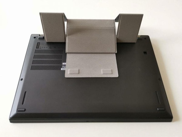なんちゃってモデルは粘着部分の形状が「ThinkPad X390」に合わせたようにピッタリだ。しかし、机面に当たる部分がファブリックでちょっと安っぽい。そしてふだん折り畳んだ脚を吸着しておくマグネット2個が目立つ