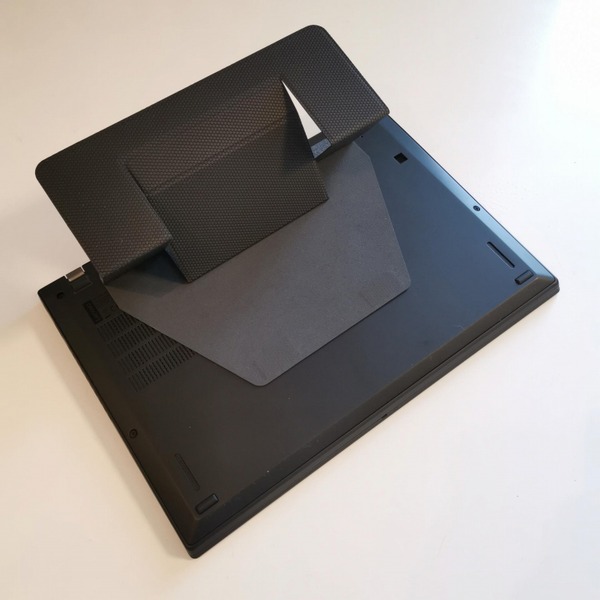 机の表面と接するMOFTの脚裏は、六角形の刻みが多数ある摩擦係数の高そうなラバー系の素材でできている