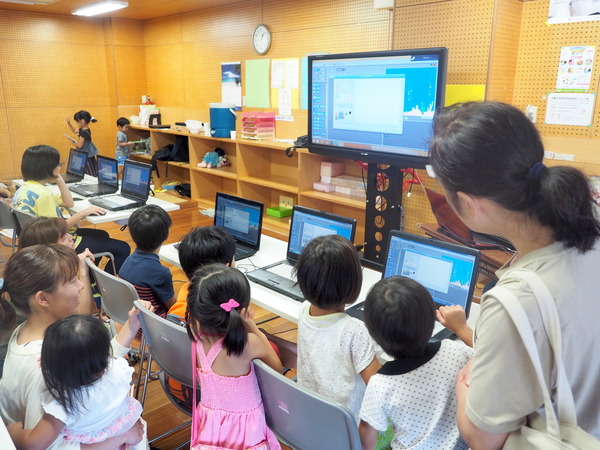「めっちゃ楽しい!」プログラミングに熱中する子どもたち＝沖縄