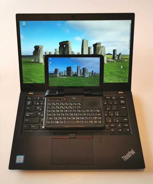 筆者のメイン機である「ThinkPad X390」と重ねてみたMicroPC。モバイルPCの場合は、液晶ディスプレーサイズの差はそのままキーボードサイズの差になるが、HPスタイルでのキー入力ならキーボードの差は気にならない。ただし、ディスプレーは自宅で使う時には大きくしたい