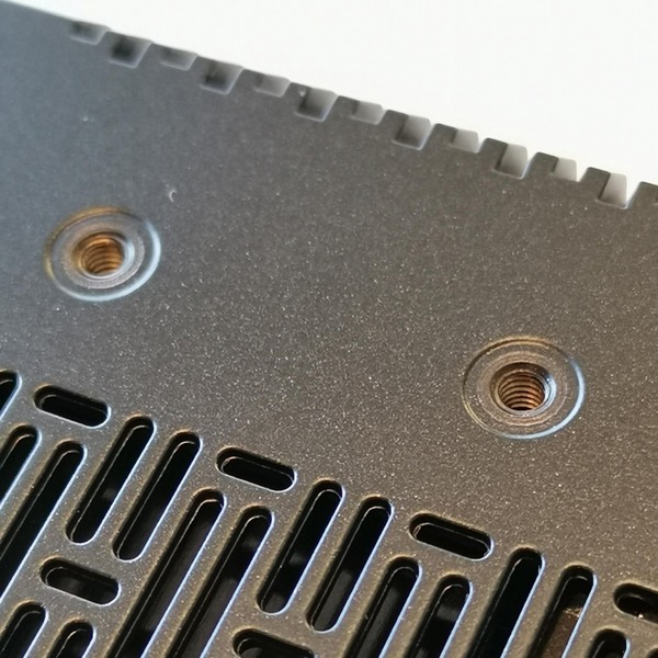 MicroPC底面にある2個のネジ穴を利用して、MicroPCをフレキシブルなディスプレーアームに取り付けたり、トレイに取り付けたりすることも可能だ