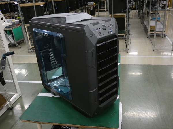 ASCII.jp：ドスパラ工場で100万円PC爆誕！ スタッフの熟練組み立て