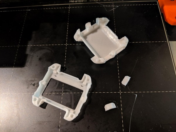 3Dプリンターに詳しい友人にお願いして、一晩でひとまず白いベゼルを作っていただいた