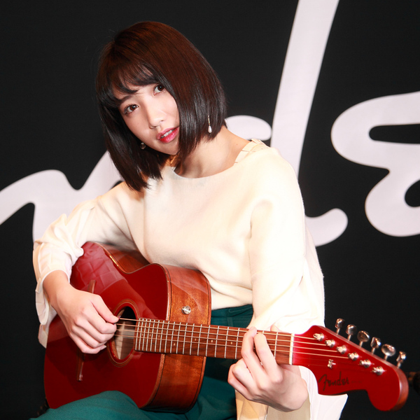 Ascii Jp 1台でエレキとアコギの両方の音が出せる 新しいギターの世界に触れてみた 1 4