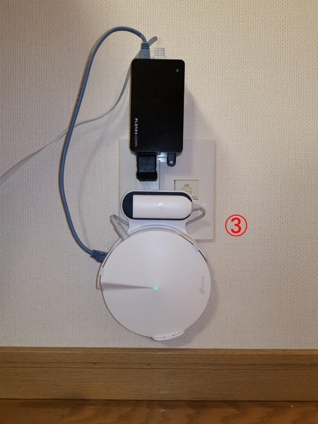 ③もメッシュWi-Fiの1つだが、リビングに設置され、PoEインジェクターを使用して出窓外の「スマカメ2 アウトドア（CS-QS30）」とイーサネットケーブルで接続されている