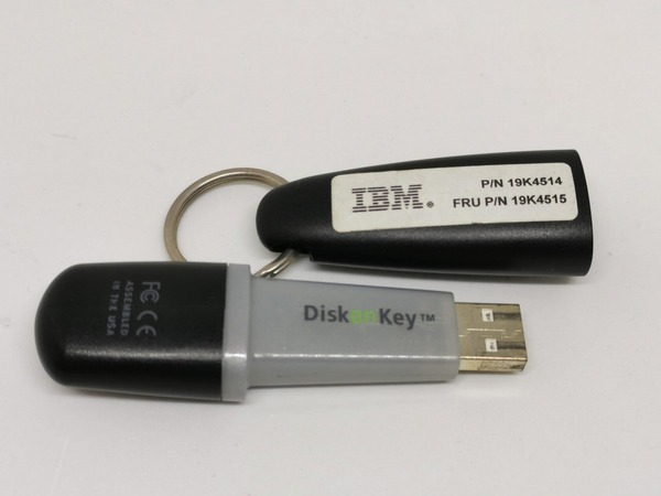 2001年に発表、発売された「IBM USBメモリーキー」（8MB）は専用ドライバーソフトが必要なく、当時のWindows OSを搭載しているパソコンなら自動認識する世界初のUSBメモリーだった
