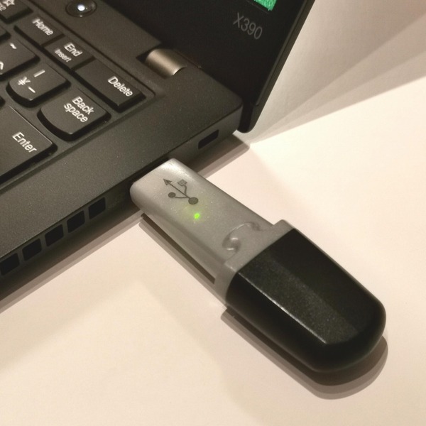 20年前のIBM USBメモリーキーを最新の「ThinkPad X390」に挿入してみた