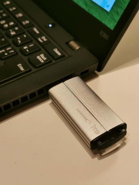 今回の高速USBフラッシュメモリーをThinkPad X390のUSBポートに挿入してみた