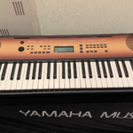 ヤマハ、木目調デザインの電子キーボード「PSR-E360」