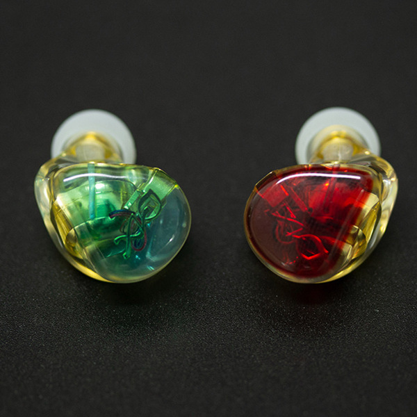 ASCII.jp：クリアシェルが美しいMMCX対応ダイナミックイヤフォン、上海