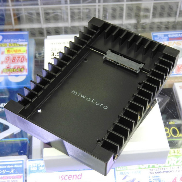 ASCII.jp：3.5インチHDDと完全一致する2.5インチHDD/SSD用マウンター