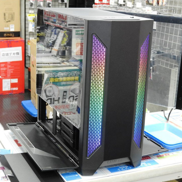 ASCII.jp：両サイドのチャンバーカバーも開くRGB LED仕様のPCケース