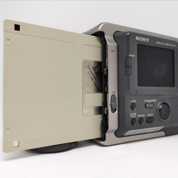 ASCII.jp：23年前のソニーのフロッピーディスクカメラ「マビカ」を衝動 ...