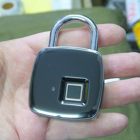 指紋で解錠できる3000円の格安スマート南京錠がアキバに登場
