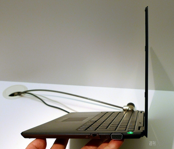 ソニーが激薄の『VAIO X』を参考出品！　IFA2009速報