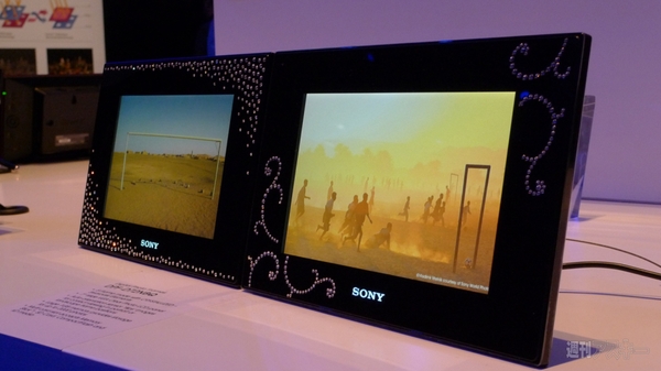 ソニー：デジタルフレーム（スワロフスキー装飾）