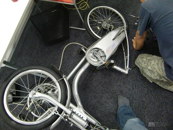 何をつくっているのかな？（1）：車体横倒し