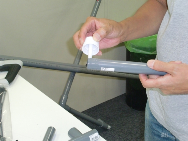 何をつくっているのかな？（3）：塩ビパイプに接着剤