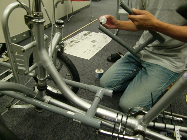 何をつくっているのかな？（3）：車体と組み合わせながら、さらに接着。