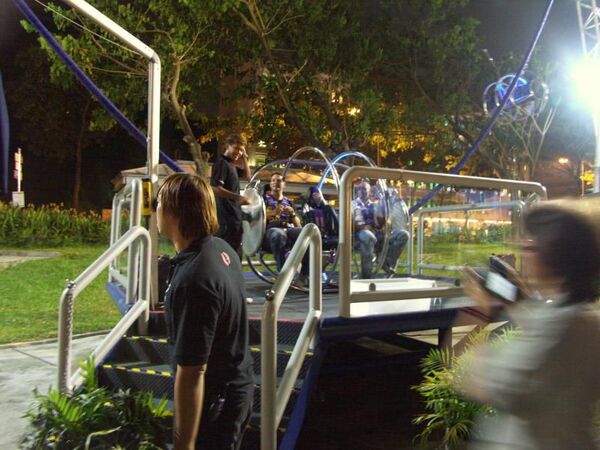 街なかに逆バンジー