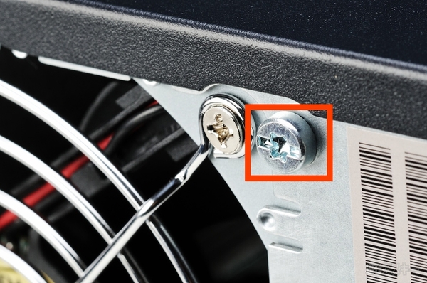 Windows Server 2008 R2 Foundation密着連載 第1回：サーバーらしく特殊ネジを多用