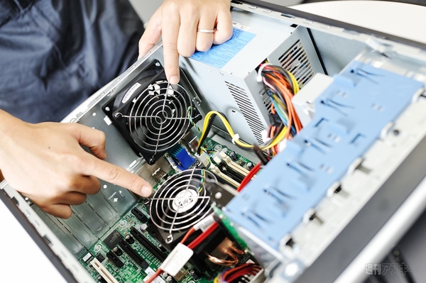 Windows Server 2008 R2 Foundation密着連載 第1回：爆音ファンはこの2つ！