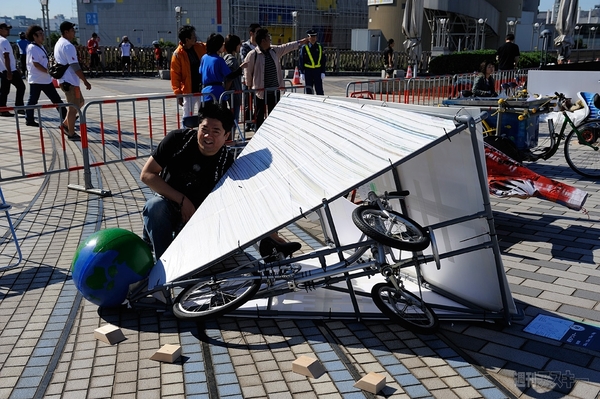 つわものどもがゆめのあと：強風で横倒し