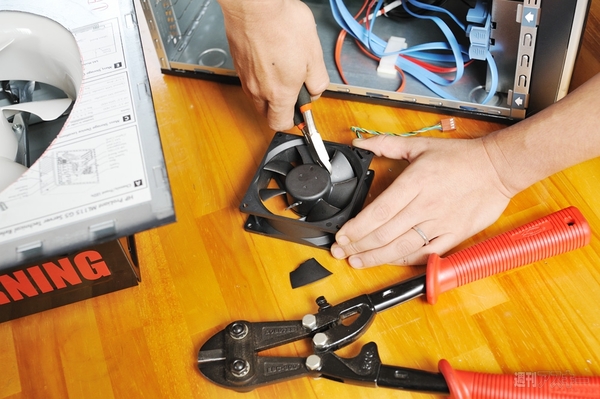 Windows Server 2008 R2 Foundation密着連載 第3回：ニッパーでファンの羽を切断