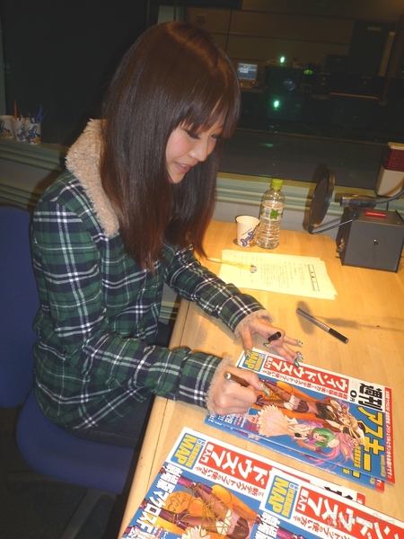 秋葉原限定版にサインをしているMay'nさん