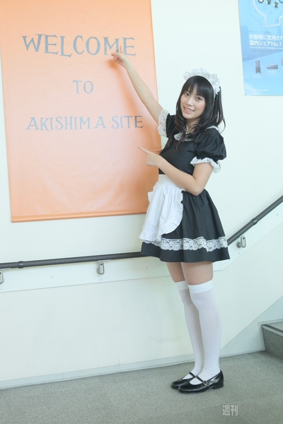 HP×アイドリング!!!『メイド in TOKYO』（フォンチー編）：工場の入り口にて。