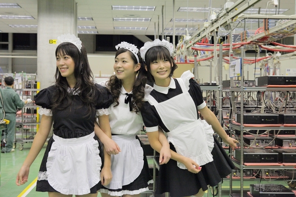 HP×アイドリング!!!『メイド in TOKYO』（フォンチー編）：工場内をはしゃぎながら歩く3人。