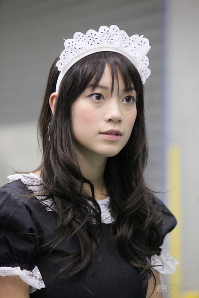 HP×アイドリング!!!『メイド in TOKYO』（フォンチー編）：真剣な表情で聞くフォンチー