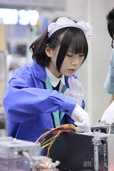 HP×アイドリング!!!『メイド in TOKYO』（朝日奈央編）：真剣な表情で組み立てに挑戦するあさひ。これも一種の社会勉強!?
