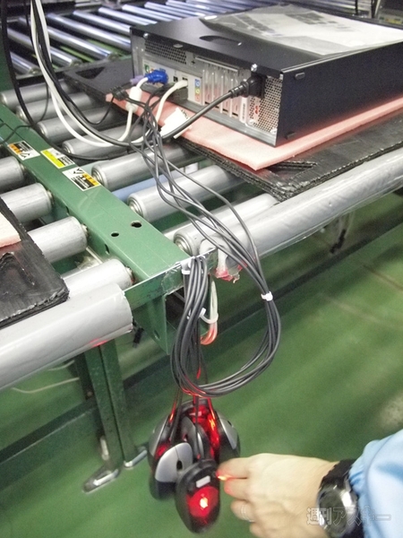 HP×アイドリング!!!『メイド in TOKYO』（朝日奈央編）：マウスがいっぱいつながっているが、実はUSBコネクターのチェック用。安価で目で見て確認しやすいというのが理由。